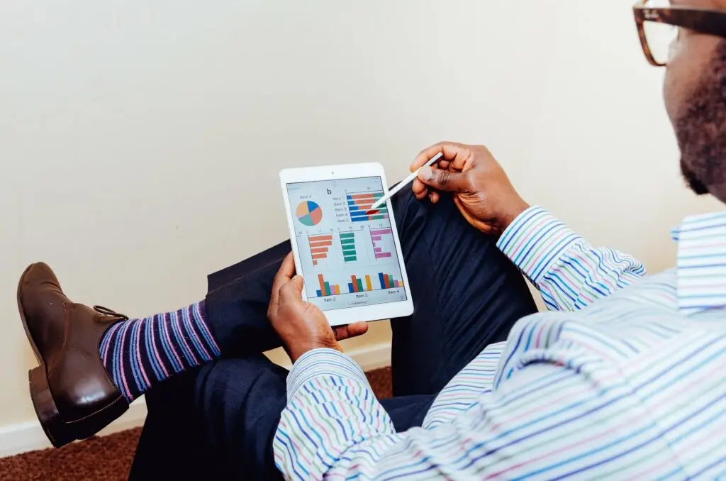 homme-assis-avec-tablette
