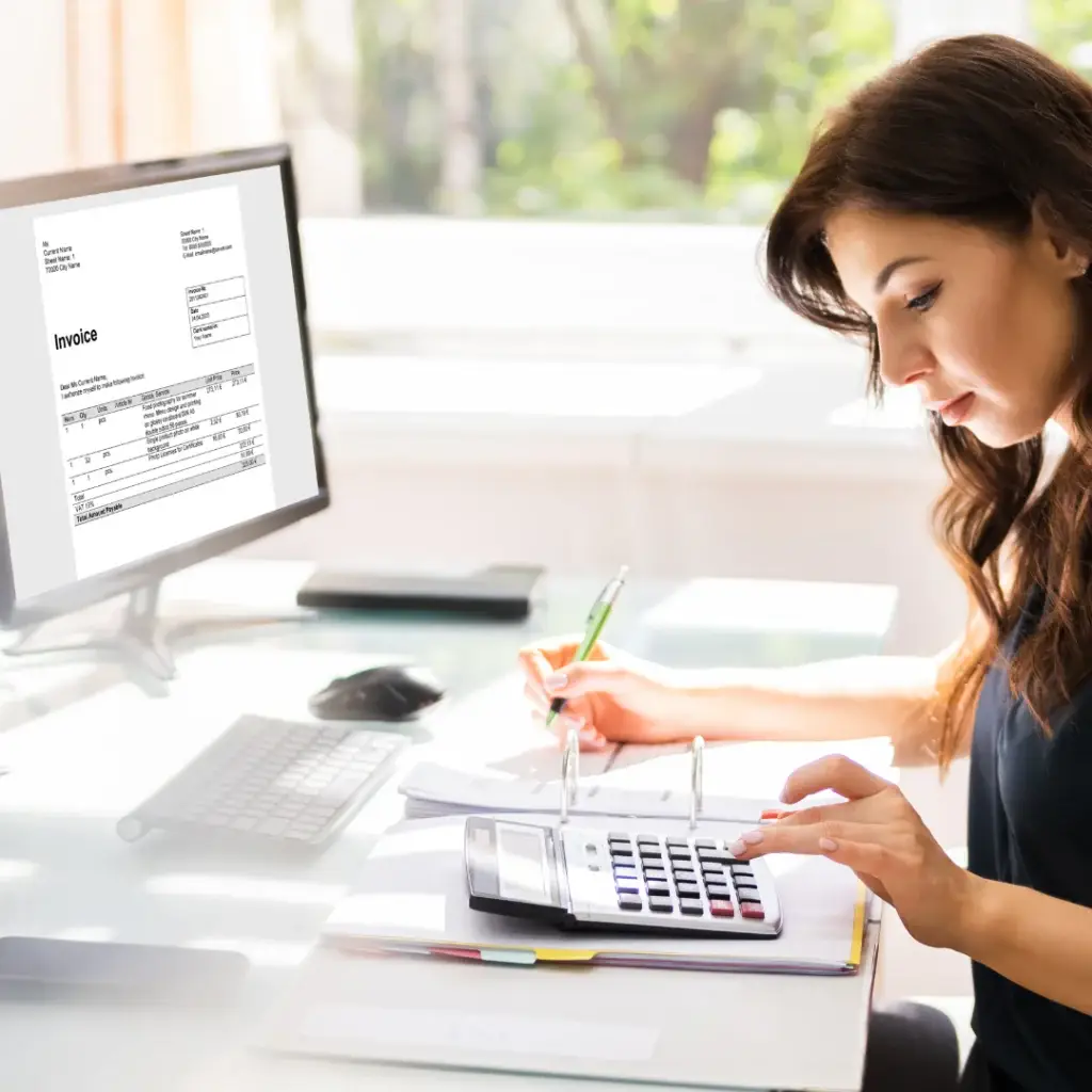 femme sur un pc avec calculette
