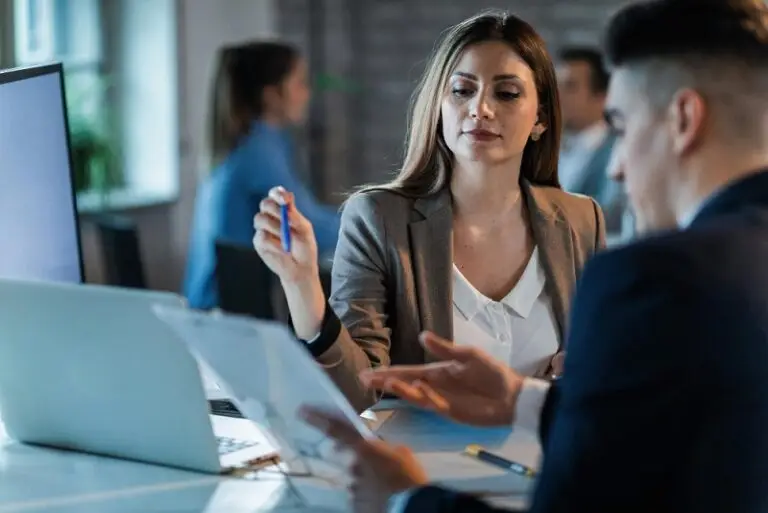 Banquière avec client