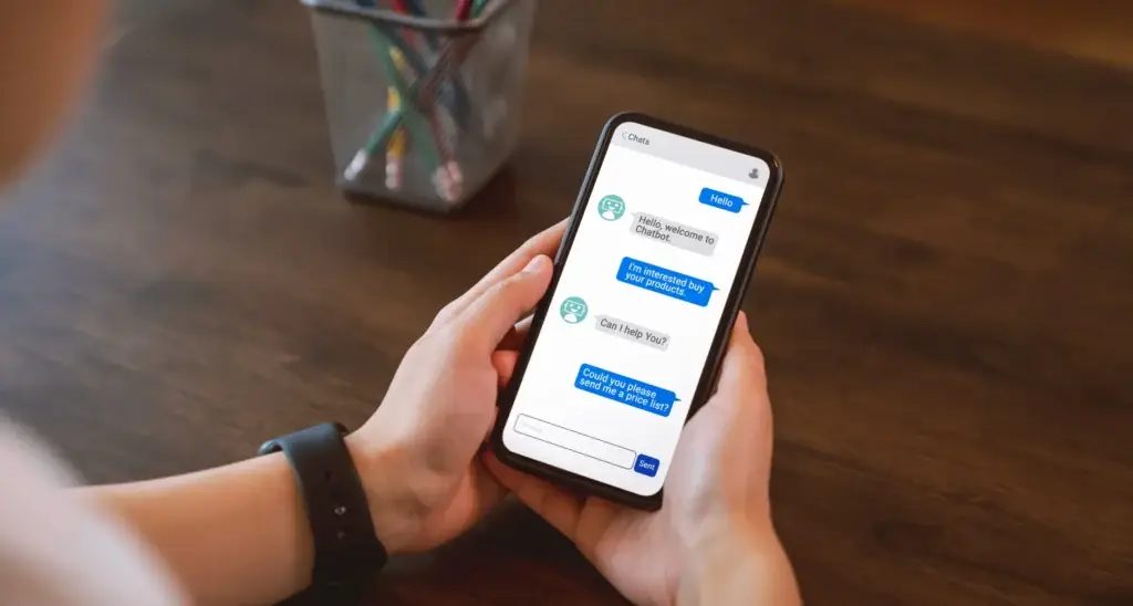 personne en train de textoter avec un chatbot