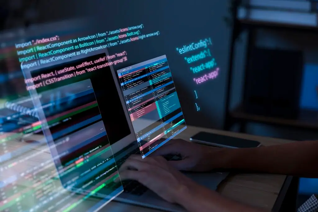 contexte-de-programmation-avec-une-personne-travaillant-avec-des-codes-sur-ordinateur